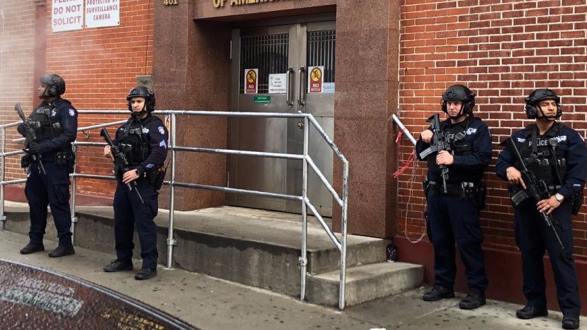 纽约大批武装警察持枪守卫清真寺