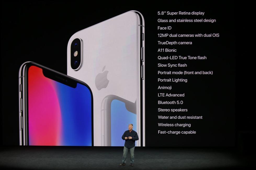 iPhone X搭载了5.8英寸Spuer Retina的OLED显示屏，为异形全面屏设计，也就是所谓的“刘海屏”。它有着iPhone史上最大的458ppi，其分辨率达到了2436*1125像素，支持HDR、3D Touch和True Tone显示。（来源中国青年网）