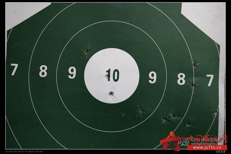 射击场指挥所里,"阎王"握紧了手中的对讲机,死死的盯着正在进行实弹