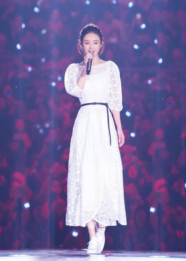 当女明星穿上平底鞋,杨幂腿长两米,168的baby