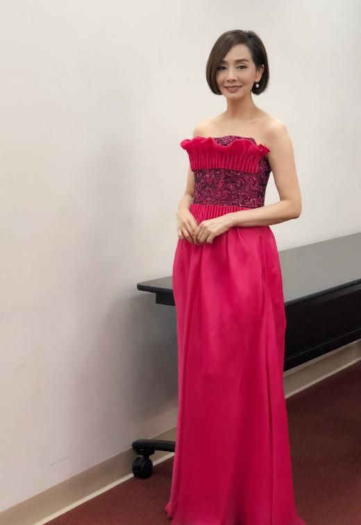 她结婚息影3年却被弃,33岁被张国荣揽着亲,58岁美得不像话