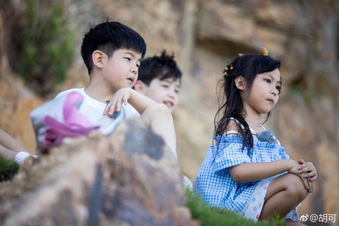 胡可晒安吉小鱼儿萌照 与何洁儿子组儿童流星