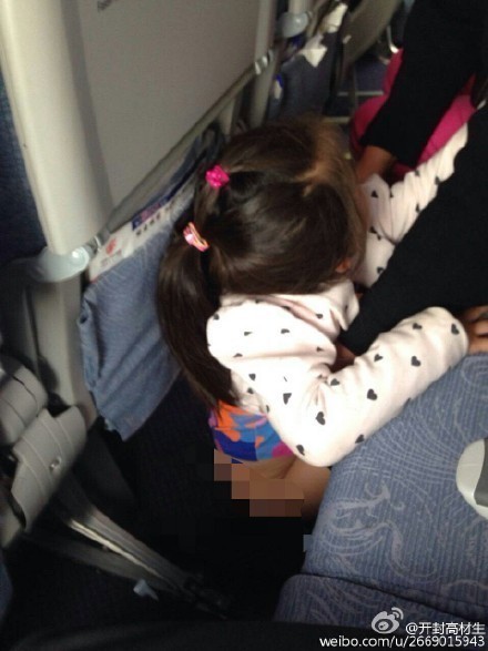 小女孩在客舱座位下小便 网友:带娃出门做足准备 小女孩在客舱座位下小便 网友:带娃出门做足准备