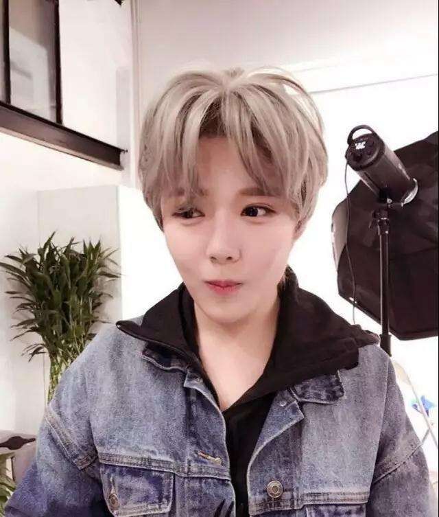 大学老师撞脸鹿晗, 简直就是龙凤胎, 像到关晓彤