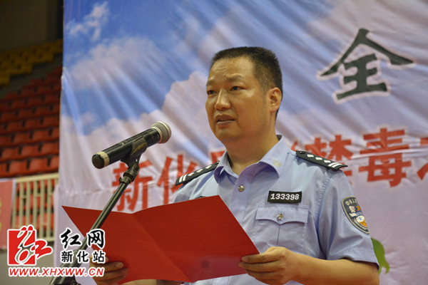 县委常委,县政法委书记,县禁毒委副主任李笃成宣布活动开始