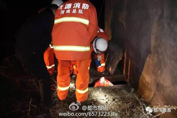 平安夜前夕一婴儿被人遗弃扔进粪坑