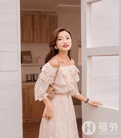 欧玥 夏天的经典是露肩单品