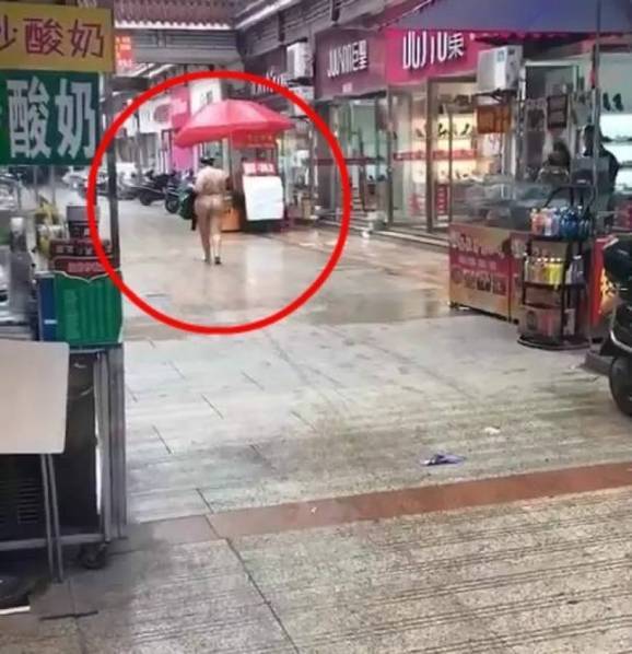 女贼事败求脱身 当众脱衣持刀要挟的哥