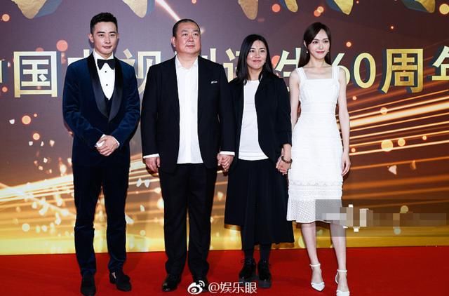 唐嫣罗晋同台形同陌路!两人隔很远,唐嫣偷看罗