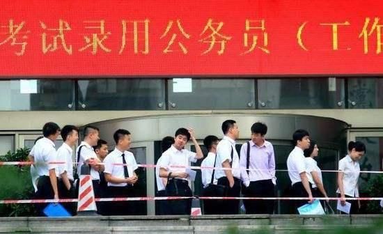 好消息,公务员大面积涨工资!退休金将超过私企