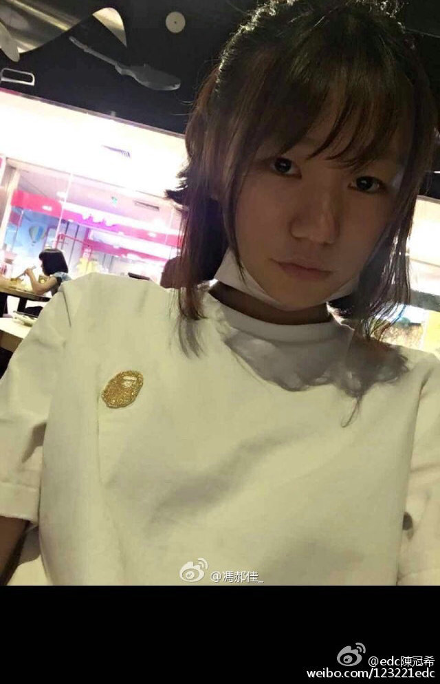 被陈冠希骂过的女人可不止这么几个，陈冠希曾两度在微博挂过此女生的图进行怒斥其“废话真多，烦死了，最好不要喜欢我，就不会烦到我”，看来是真的被刺激到了，看博文似乎是经受不住此女生的骚扰才挂图斥责。