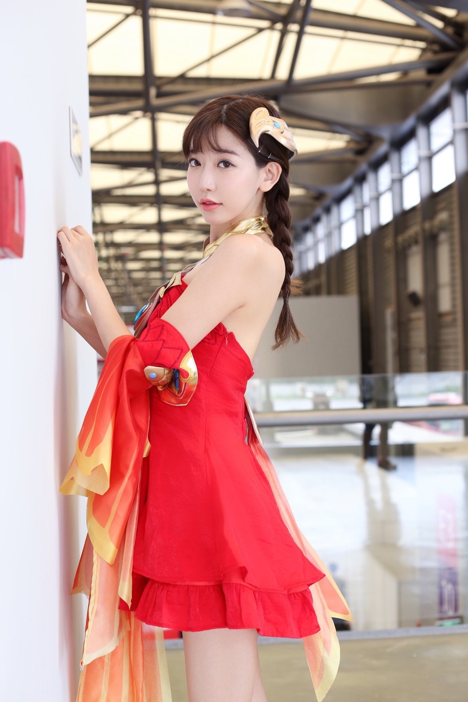 "小志玲"cj展cos大乔秀长腿 红衣美艳欲滴
