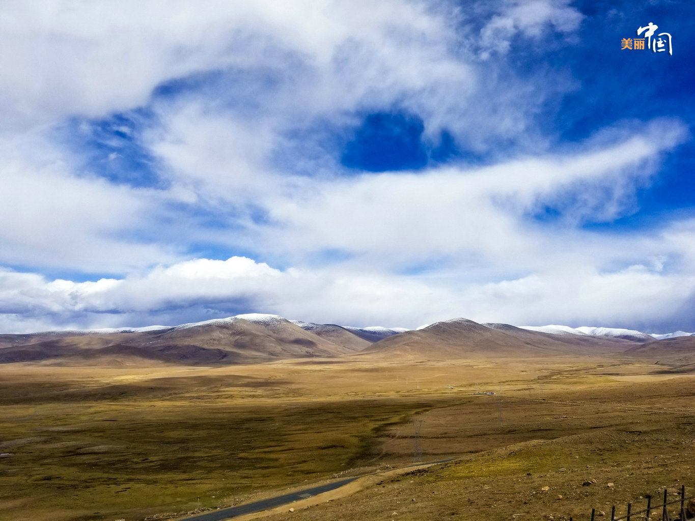 这里属于典型的藏南谷地，地势自西向东逐渐降低，平均海拔在3700米左右。
