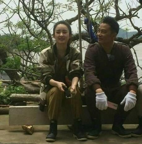 赵丽颖片场素颜照片流出!全程食物不离手 网友