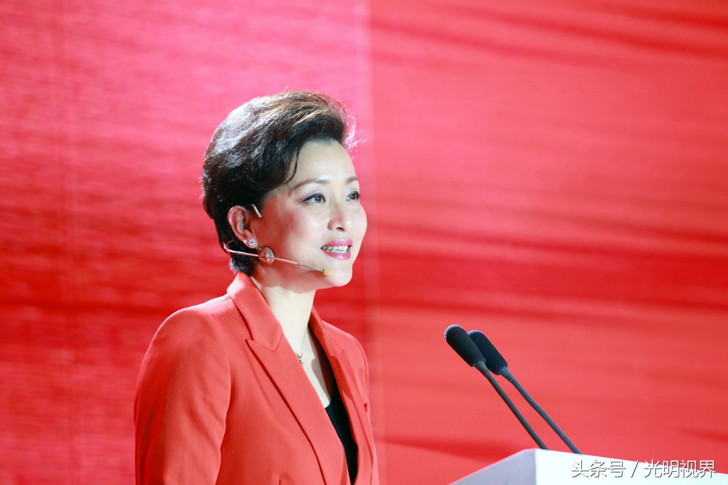 49岁杨澜一袭红装主持商业活动 知性优雅端庄