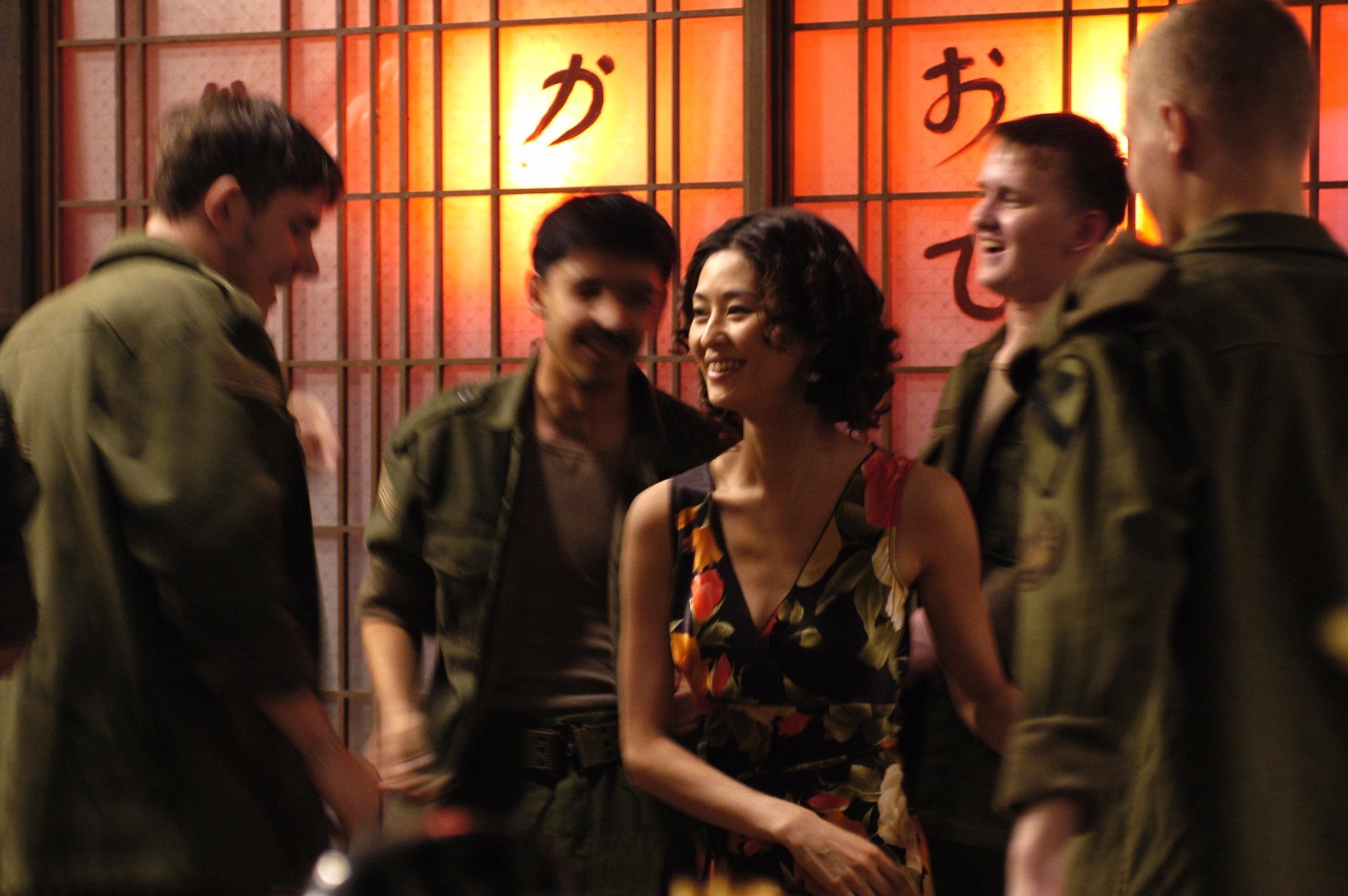 1946年3月20日，受中国国民政府的委任，作为远东国际大法庭的中国法官的梅汝璈飞抵东京。梅汝璈携同检察官向哲浚、倪征燠为代表的正义力量，势要将日本战犯送上绞刑架，给中国人民一个交代。然而法官们因审判因量刑的问题出现分歧，梅汝璈据理力争，终于以六比五的微弱优势将以东条英机为首的七名战犯处决。《东京审判》影片还穿插着《大公报》记者肖南对远东国际军事法庭的跟踪报道，而且还有肖南与女主角和田芳子、拒绝接受战败的极端分子北野雄三人之间的情感纠葛。