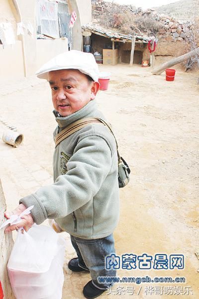 他40岁身高仅一米,多次与刘亦菲合作拍戏,娶美