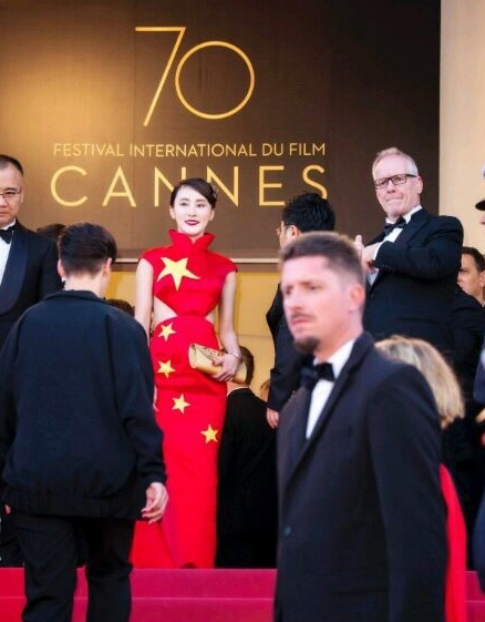 要火!国内某18线网红身披“国旗”出席戛纳 要火!国内某18线网红身披“国旗”出席戛纳