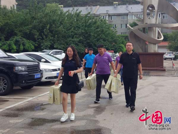 承德爱心企业炎炎夏日慰问交警,警民共建谱和