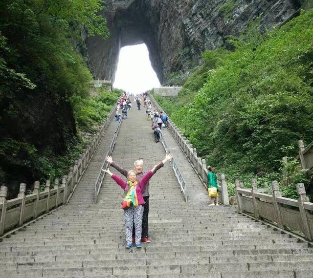 60岁以上的老人去张家界旅游不跟团找当地导