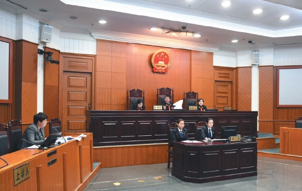 闯黄灯撞上逆行电动车 小客车被判赔51万