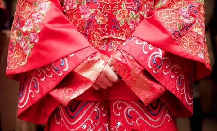 景甜在礼服里面穿秋裤?冬季新娘该怎样才能又