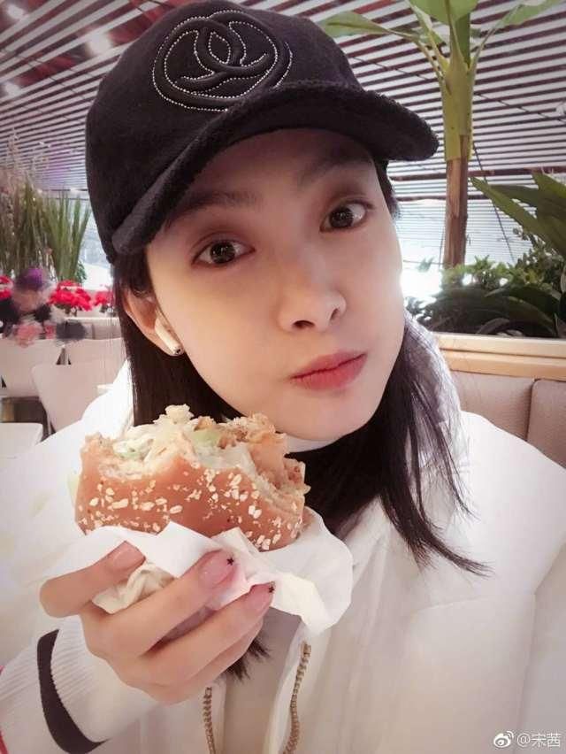 冯绍峰片场摸宋茜大腿,粉丝解释是椅子扶手!网