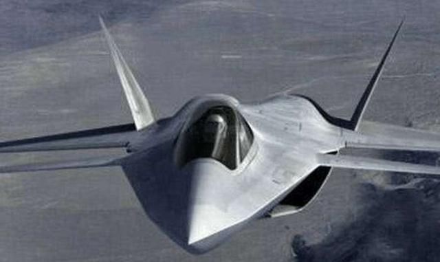 中国歼23战机就位,采用全动 V 形尾翼设计,战力