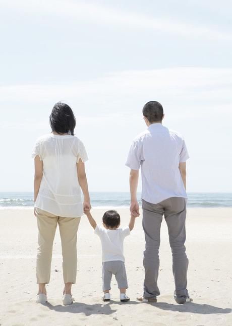 娶个二婚带孩子的女人,新婚夜她孩子总指着桌底下,低头后我无语了
