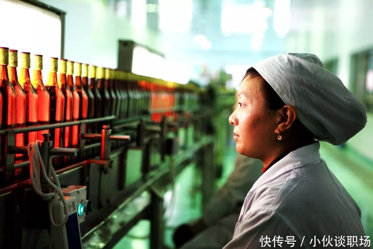 打工妹迟到一分钟,被领导叫去办公室,结果却是