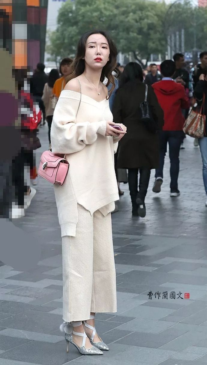 街拍:光脚穿尖头细高跟的美女,没有季节