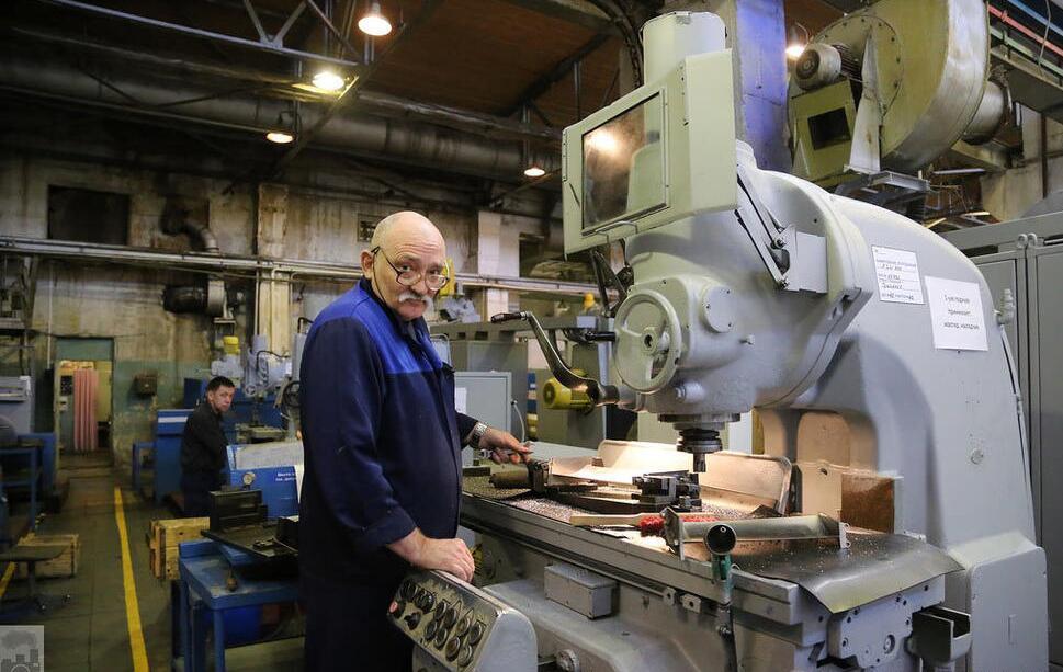 俄罗斯彼尔姆发动机公司始于1930年6月15日，1932年6月1日开始引进美国“寇蒂斯·莱特”技术生产M-25“旋风”发动机。1932年11月5日投产，1934年6月1日启动批量生产。从1934年彼尔姆发动机公司正式批量生产以来，该公司已经持续生产了80多年，创造了一个又一个奇迹。