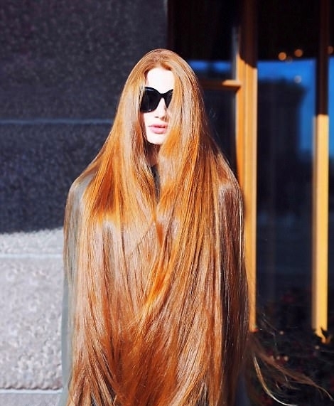 近日，23岁的俄罗斯女模特阿纳斯塔西娅•西多罗夫（Anastasia Sidorov）在她的Instagram帐号上晒出她106厘米长的红色秀发，并透露她在18岁曾患有秃顶。