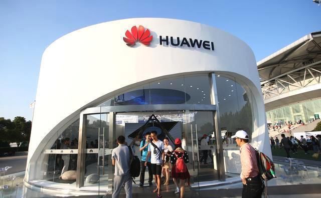 华为做出漂亮反击,怒裁上千名美国员工,网友拍