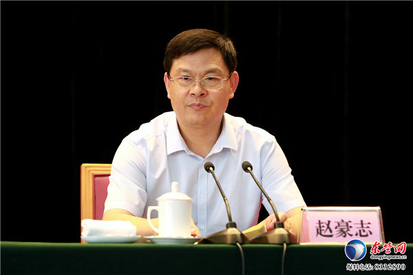 市委副书记,市长赵豪志主持培训会议.记者 张泉江 摄