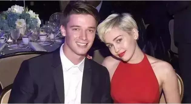 而反观二儿子christopher,他并没有听父亲的话去健身,而是在肥胖的路