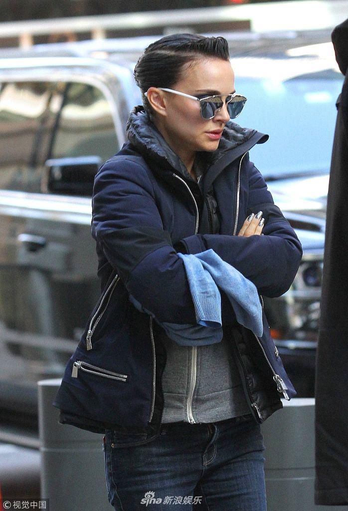 组图:娜塔莉波特曼变短发油头 戴银色墨镜双