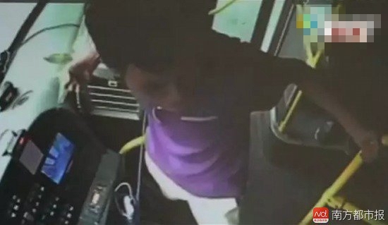 男子自称手机遗落公交车却没找到 泄愤暴打司机 男子自称手机遗落公交车却没找到 泄愤暴打司机