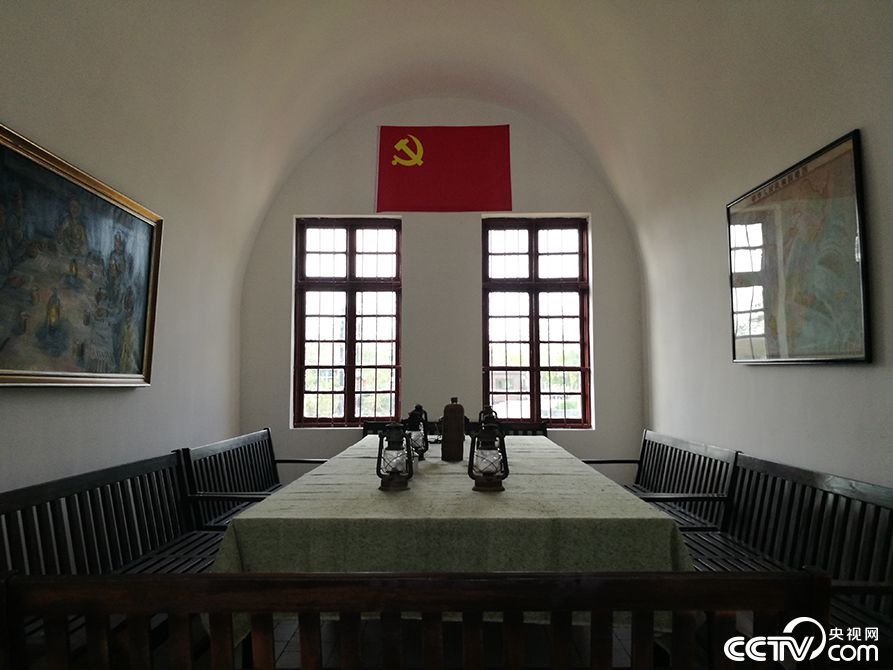 1954年5月11日,青藏公路在格尔木破土动工。慕生忠带领19名干部、1200多名民工和战士向世界屋脊进发了。每人一把镐、一把锹,开启了青藏公路筑路史。图为指挥部办公室。