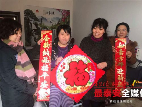 擂鼓石社区春节走访慰问困难户