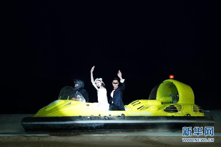 　9月5日，模特在展示皮尔·卡丹时装。 当日，皮尔·卡丹2020春夏大型时装发布会在河北省秦皇岛市北戴河新区阿那亚沙滩举行。 