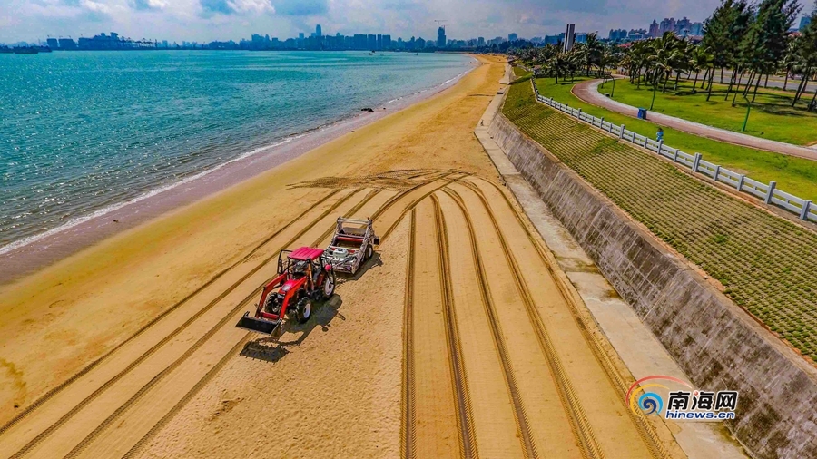 高效!海口西海岸使用沙滩清洁机处理海滩垃圾 高效!海口西海岸使用沙滩清洁机处理海滩垃圾