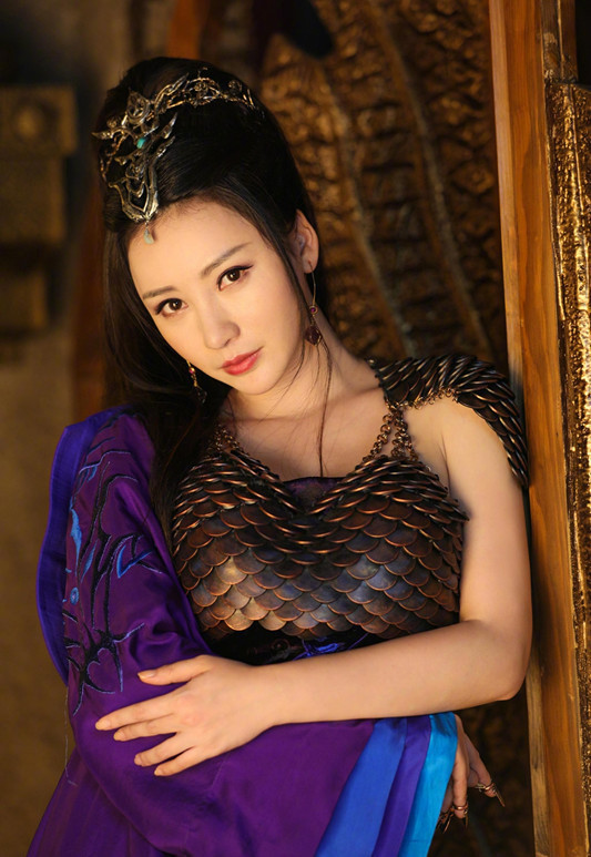 柳岩晒私房照 铁鳞软猬甲上围突出尽显S曲线 柳岩晒私房照 铁鳞软猬甲上围突出尽显S曲线