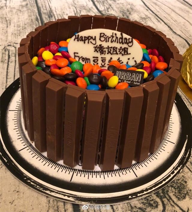 钟欣桐农历生日晒钻戒宣布订婚 微博开启评论