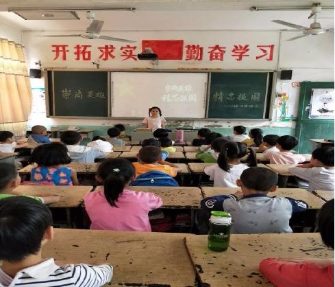 新圩小学开展崇尚英雄 精忠报国主题班会
