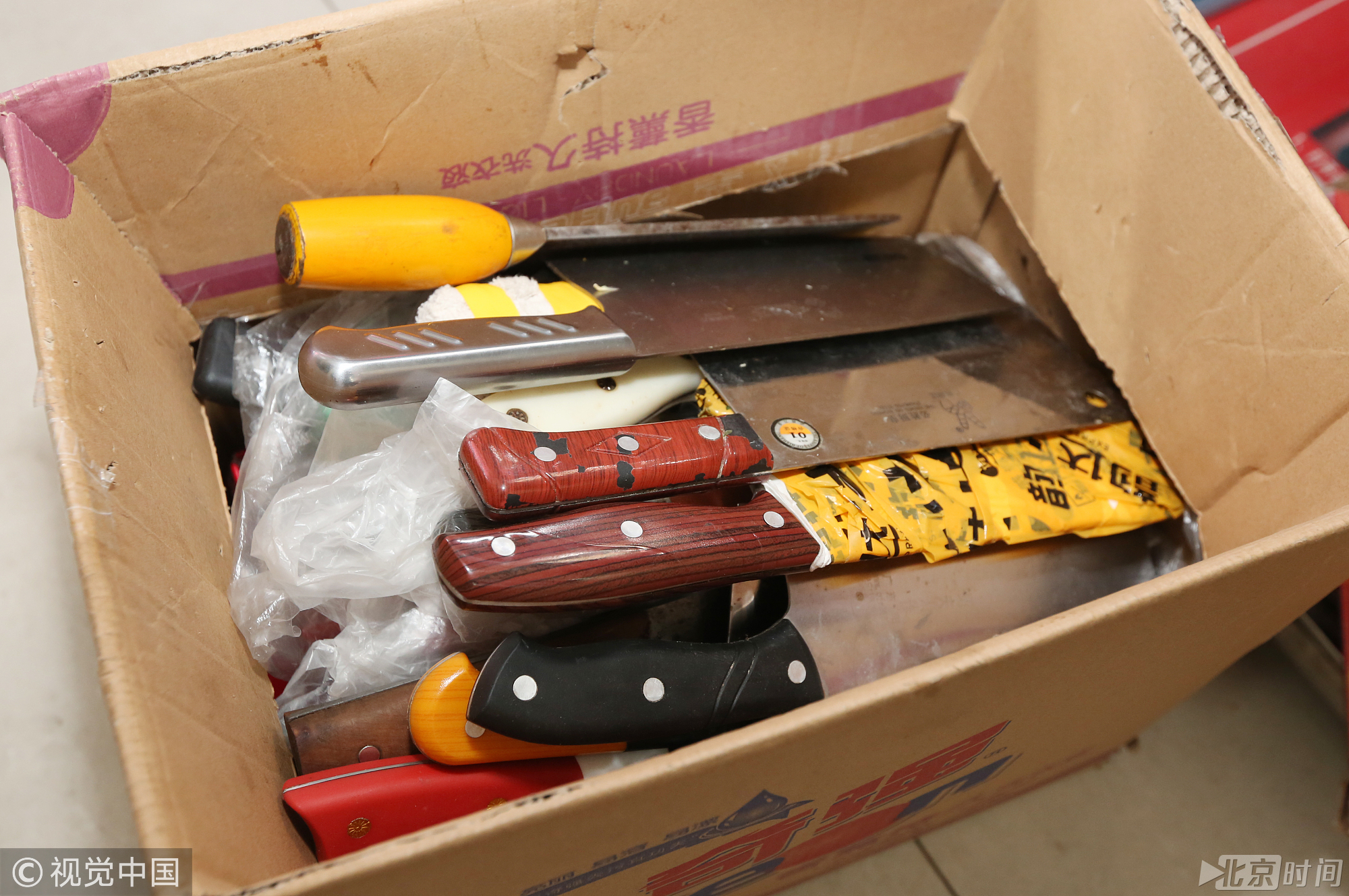 春运首日查出不少违禁品 有人带一箱刀 春运首日查出不少违禁品 有人带一箱刀