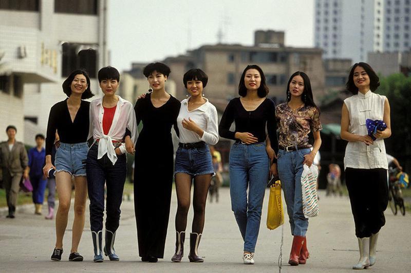 九十年代，一步裙、踏脚裤、休闲装、超短裙、吊带裙、透视装……女人们想穿什么就穿什么。妆容更加个性化，发型的选择也更加多元化。正应了那句话：“没有丑女人，只有懒女人。”
