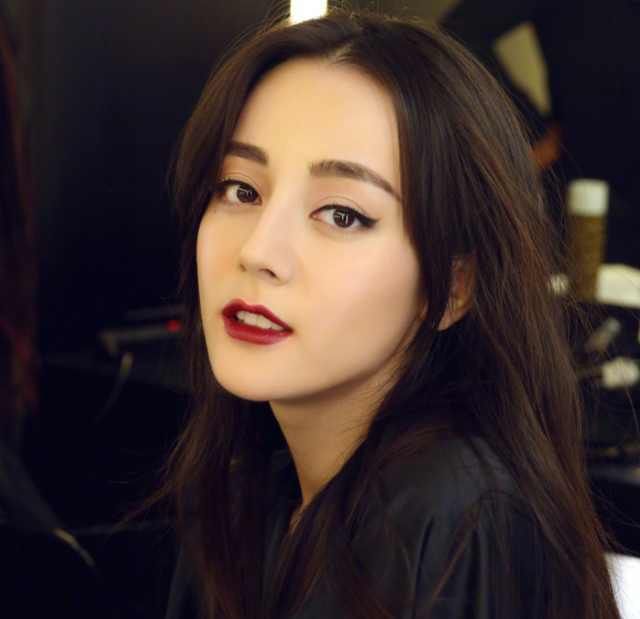 陈赫低调过生日,迪丽热巴和杨颖发的同一张照