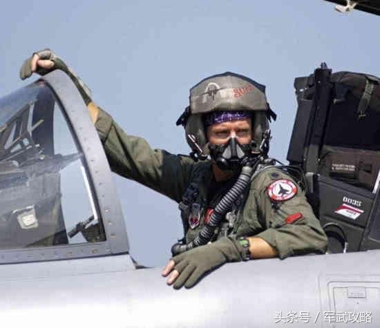 同样是开飞机,为啥战机飞行员要求戴氧气罩!而
