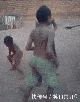 搞笑幽默的动态图GIF 妹子不要把你的头发撩起